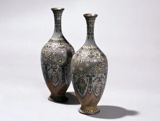 Zwei Cloisonné-Vasen