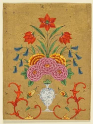 Vase mit Blumenarrangement und Rollwerk