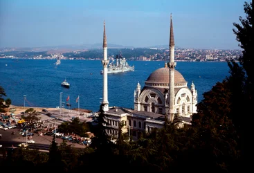 Osmanische Architektur: Ansicht der Dolmabahçe-Moschee am Bosporus