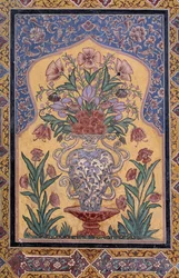Vase mit Blumen, dekoratives Detail aus der Wazir Khan Moschee (17. Jahrhundert), Lahore, Punjab, Pakistan