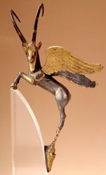 Apparatgriff: silberner geflügelter Steinbock, eingelegt, Gold. Persische Periode (6.-4. Jahrhundert v. Chr.), stammt aus dem Iran. Paris, Louvre-Museum - Zeremonieller Griff: geflügelter Steinbock in Silber, eingelegt, Gold. Achämenidische persische Perio