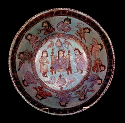 Persische Kunst: Polychrome konische Schale auf blauem Hintergrund, die einen Prinzen auf seinem Thron zwischen zwei Pagen darstellt. Private Sammlung