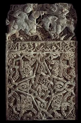 Persische Kunst: Stucktafel mit Arabesken und zwei kämpfenden Reitern