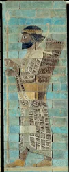 Der Fries der Bogenschützen aus dem Palast von Dareios I., König von Persien, in Susa (5. Jahrhundert v. Chr.). Relief aus glasierten Ziegeln, unterer Teil. Paris, Louvre.