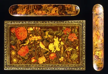 Zwei Qajar-Lack-Papiermaché-Qalamdans und ein Zand-Spiegelkasten