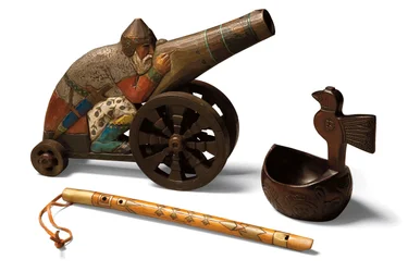 Ein Spielzeug-Bogatyr aus Lindenholz, eine Birkenholzflöte und ein Birkenholz-Kovsh, ca. 1900