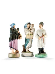 Drei Porzellanfiguren, die zwei Frauen mit Kindern und einen Kosaken mit Pfeife darstellen, späte 19. Jahrhundert