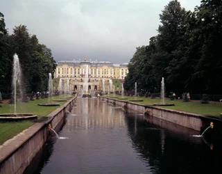 Ansicht des großen Wasserfalls des Schlosses Peterhof, realisiert unter Peter dem Großen bei Sankt Petersburg, Russland