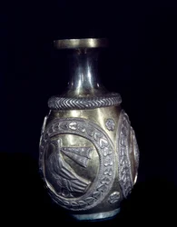 Sassanidisches Kunsthandwerk: Gold-Silber-Karaffe mit drei Medaillons und geprägten Hähnen