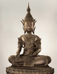 Lebensgroßer Buddha in königlicher Kleidung