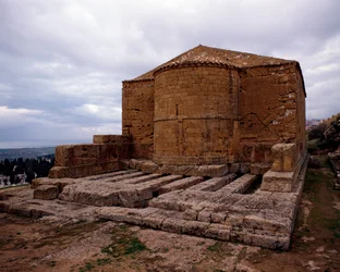 Ansicht der mittelalterlichen Kirche San Biagio, erbaut auf dem Tempel der Demetra, 480-470 v. Chr.