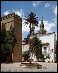 Almohadische Kunst: Ansicht der Giralda, ehemaliges Minarett, das in einen Glockenturm umgewandelt wurde