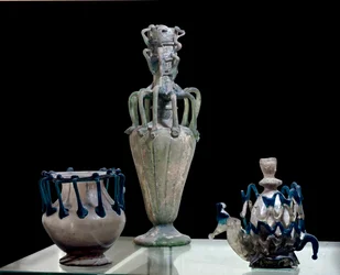 Orientalische Kunst: Glasvasen aus Syrien. Ca. 300 n. Chr. Paris, Louvre Museum