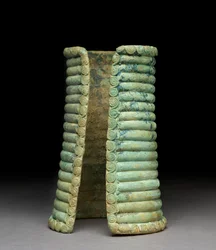 Langes geripptes Armband