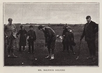 Der britische konservative Politiker Arthur Balfour beim Golfspielen
