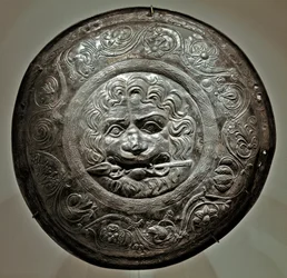 Skythische Kunst (Skythische Zivilisation): Silbernes Verzierungselement, das einen Löwenkopf mit einem Speer im Maul darstellt, aus der Region Rostow. Sarmatische Kunst, 2. - 3. Jahrhundert v. Chr. Eremitage-Museum von Sankt Petersburg