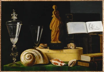 Stillleben mit Statue und Muscheln