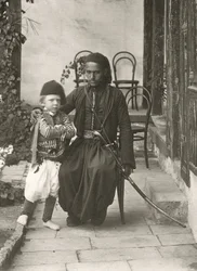 Arabischer Kawass (osmanischer Wächter) mit einem Jungen im Garten eines Hauses im Judäischen Bezirk von Jerusalem, 1867
