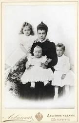 Großherzogin Xenia Alexandrowna von Russland mit den Kindern Irina Alexandrowna, Andrei..., 1903