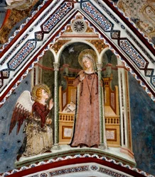 Die Verkündigung Fresko der Kapelle der Jungfrau, geschaffen von der Schule von Siena im 14. Jahrhundert - Kloster St. Benedetto (Sacro Speco), Subiaco (Rom), Italien
