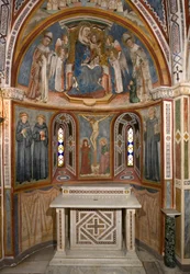 Jungfrau und Kind und Kreuzigung (nach der Restaurierung). Fresko der Schule von Siena. 14. Jahrhundert. Kapelle der Jungfrau. Kloster von Saint Benedetto (Sacro Speco), Subiaco (Rom), Italien