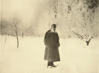Russischer Autor Leo Tolstoi auf einem Winterspaziergang