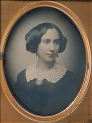 Junge Frau mit Spitzenkragen und Brosche, 1850er Jahre