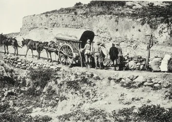 Entladen eines Wagens mit Schusswaffen, um die Dersa-Hügel zu erklimmen, Tetouan, Marokko