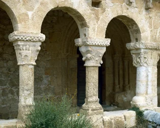 Arkaden des Atriums, Kirche St. Michael, San Esteban de Gormaz, Spanien, Architektur des 11.-12. Jahrhunderts