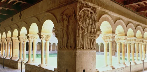 Christus und der Pilger von Emmaus, Relief von einer Ecksäule des Kreuzgangs