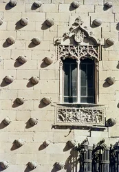 Detail der Außenfassade der Casa de la Conchas