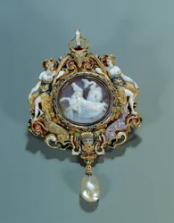 Schmuck: Anhänger aus Emaille auf Gold mit einem Kamee. 1550-1575. Paris, Louvre Museum