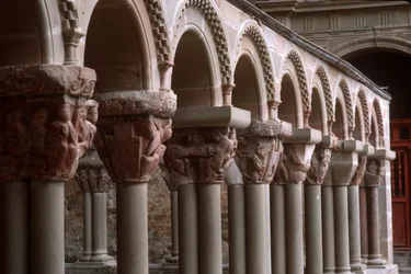 Ansicht der Arkadenkapitelle im Kreuzgang