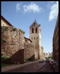 Ansicht der Basilika und der römischen Mauern