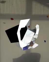 Schwebende geometrische Skulptur