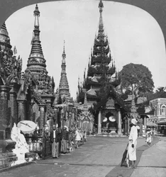 Entlang der Plattform zum südlichen Aufstieg, Shwedagon-Pagode, Rangun, Burma, 1908