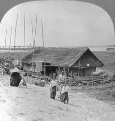 Haus aus Bambus auf Flößen gebaut, Bhamo, Burma, 1908