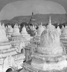 Blick über die 450 Pagoden in Mandalay, Burma, 1908