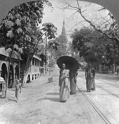 Pagodenstraße zur Shwedagon-Pagode, Rangun, Birma, 1908