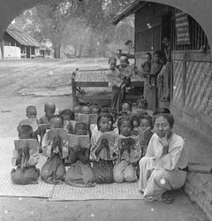 Dorfschule und Lehrer, Amarapura, Burma, 1908