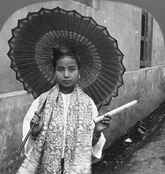 Junge burmesische Frau mit einer riesigen Zigarre, Rangoon, Burma. 1908