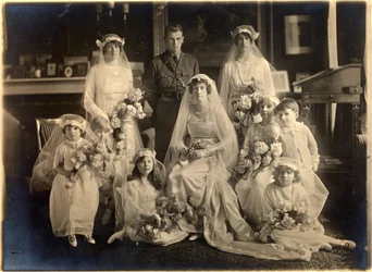 Gruppenhochzeitsporträt von Lady Blanche Cavendish und Colonel Ivan Murray, Guards Chapel, Lansdowne House, 21. April 1919