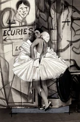Porträt der französischen Schauspielerin Spinelly im Ballerina-Kostüm