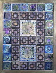 Ein Favrile-Glasfliesen-Panel, geformt mit Blumen und geometrischen Designs, 20. Jahrhundert