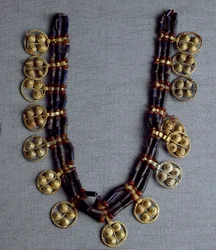 Sumerische Kunst: Halskette mit goldenen Anhängern und Lapislazuli-Perlen aus den königlichen Gräbern von Ur