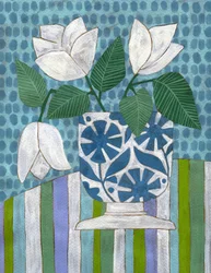 Frische Blüten in blauer Vase