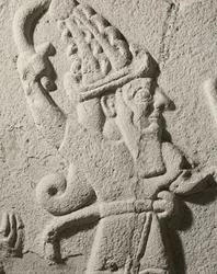 König Sulumeli gießt ein Trankopfer mit einem Gott (Detail)