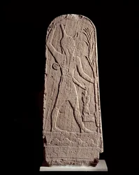 Orientalische Kunst: Stele des Blitzgottes Baal. (Kriegsgott, der den König beschützt) Skulptur aus dem 15. Jahrhundert v. Chr., Syrien. Paris, Musée du Louvre