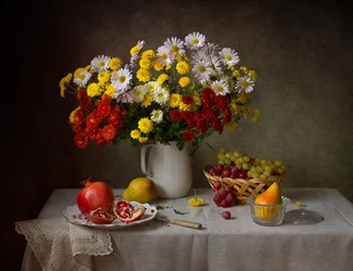 Herbstblumen und Früchte