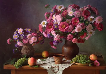 Herbstblumen und Früchte